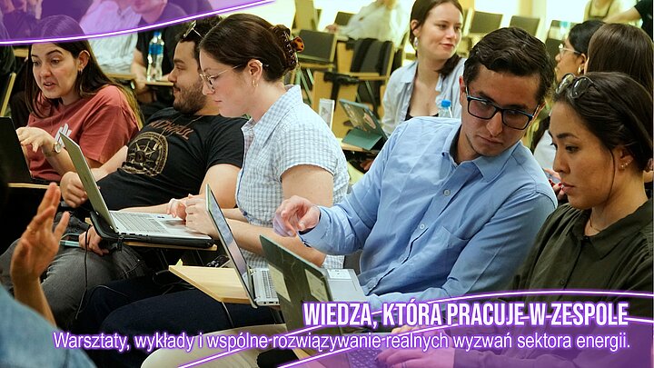 robota studentów przy laptopie z napisem na zdjęciu 