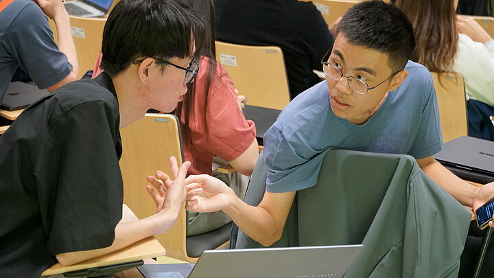 studenci z Chin przygotowują prezentację 