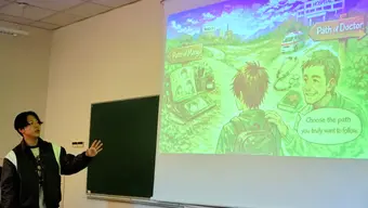 Japończyk pokazuje na obrazek, gdzie napisane "Rób to, do czego naprawdę leży twoje serce"