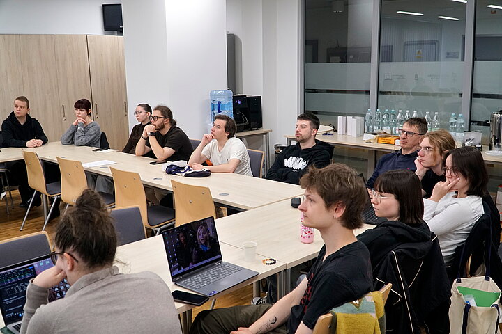 tylna część sali 12 i studenci