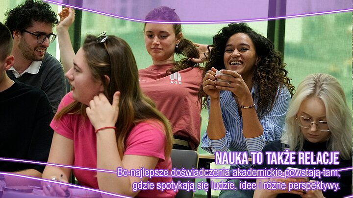 studentka o kręconych włosach pije kawę