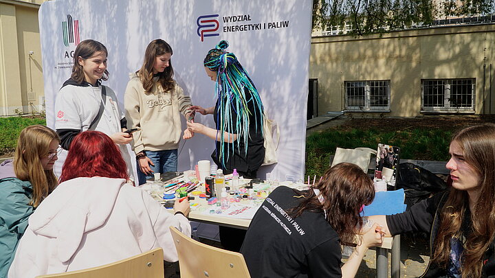 Olga, Gosia i Klaudia - stanowisko facepainting