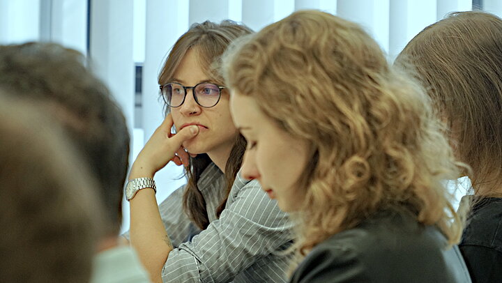 zamyślona studentka