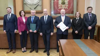 grupa ludzi z podpisanym dokumentem