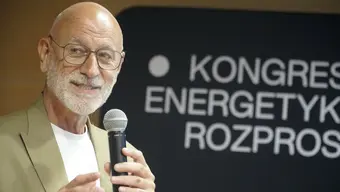 mężczyzna o siwej brodzie i tło KER