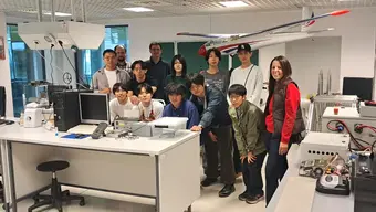 Grupa studentów z Uniwersytetu w Akicie w Japonii