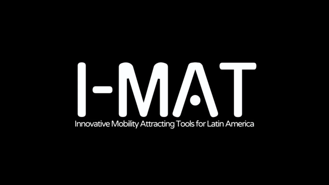 Logo projektu I-MAT z pełną nazwą: Innovative Mobility Attracting Tools for Latin America. Białe litery na czarnym tle.