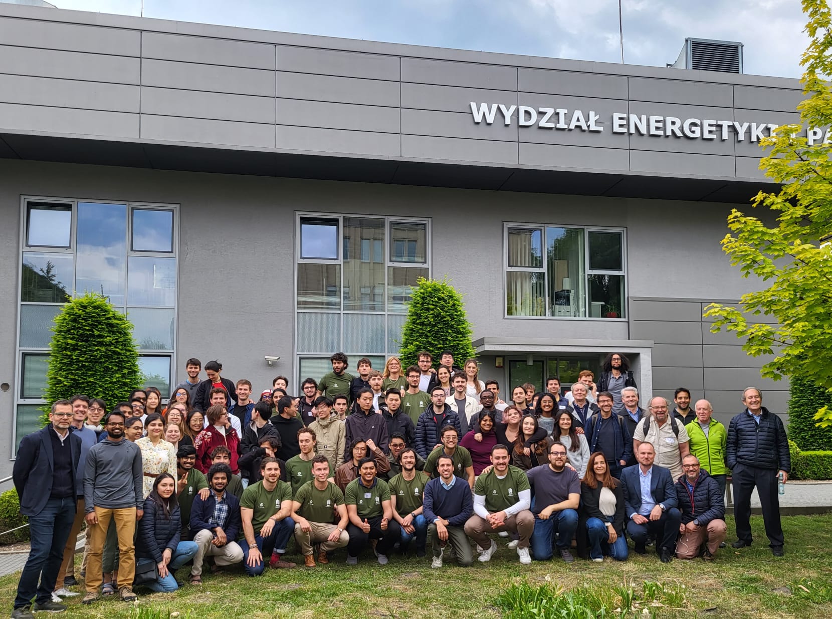 Fotografia przedstawia grupę uczestników Seminarium Wiosennego, w tle widać budynek Wydziału Energetyki i Paliw