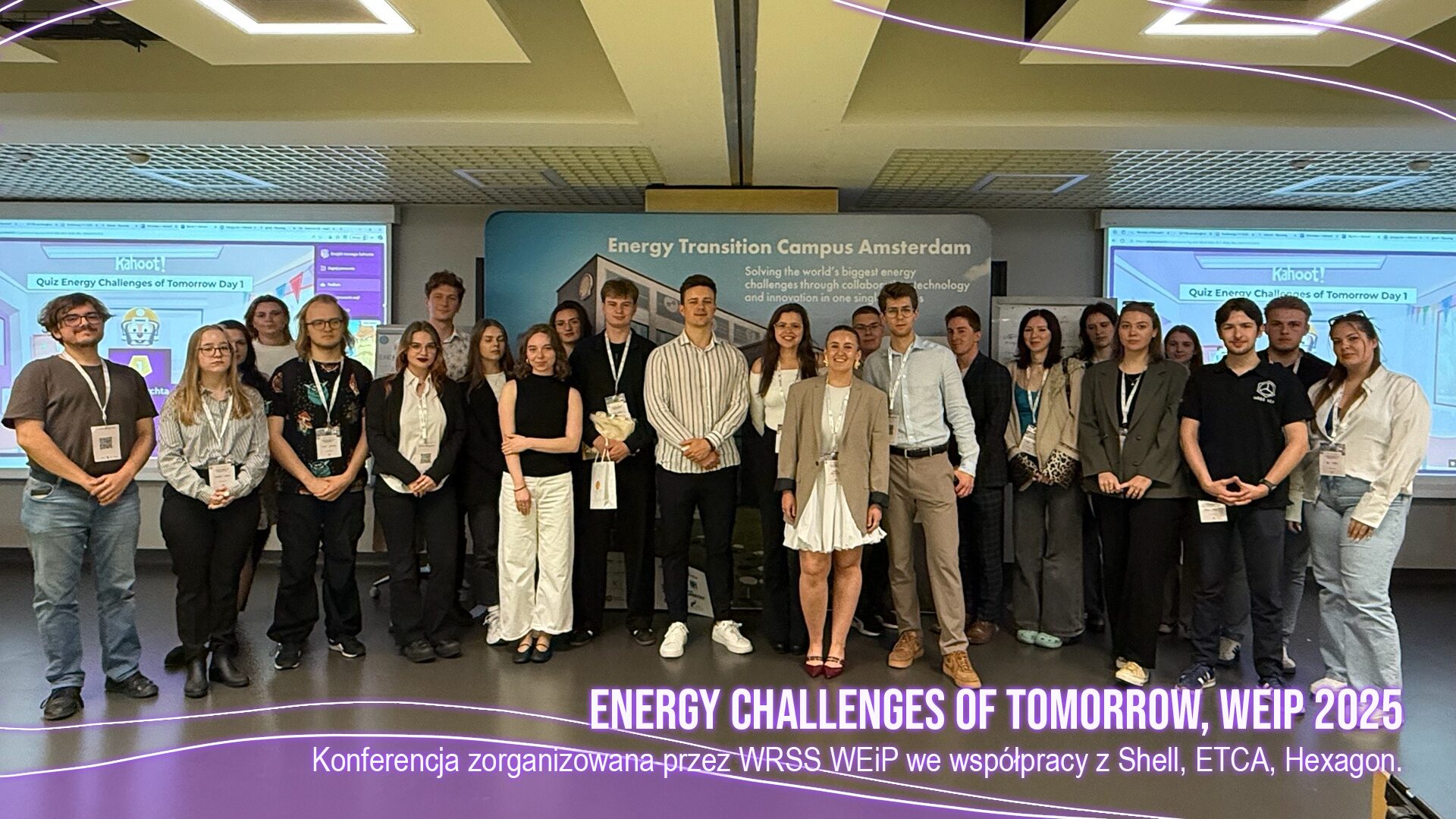 Grupa młodych osób pozuje w sali konferencyjnej na tle ekranów z quizem „Energy Challenges of Tomorrow”. Na dole widnieje napis o konferencji WEIP 2025 organizowanej przez WRSS WEiP i partnerów.